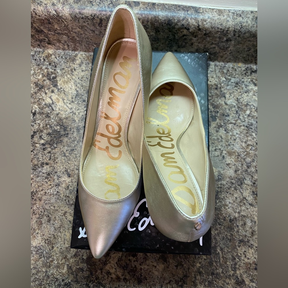 Gold heels with elegant pointed toe shape. Great with dress or jeans!